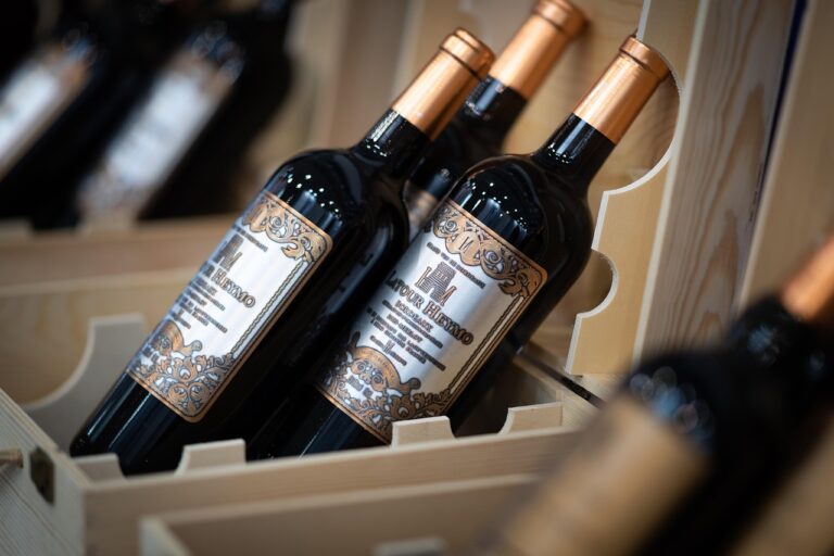 Combien pèse une bouteille de vin ? Guide complet sur le poids et les formats